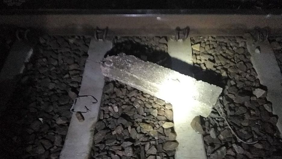 Betonowy słupek na torach