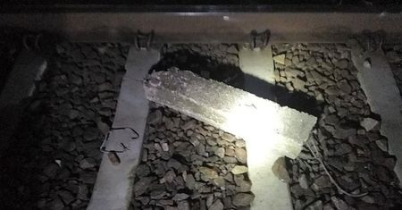 Mogło dojść do tragedii. Pociąg uderzył w betonowy słupek leżący na torach