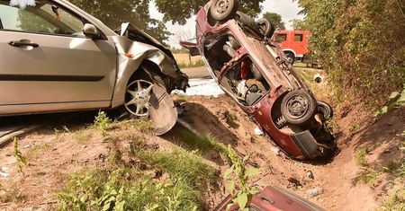 Uderzył w niego opel, volkswagen zderzył się czołowo z fordem. Trzy osoby trafiły do szpitala