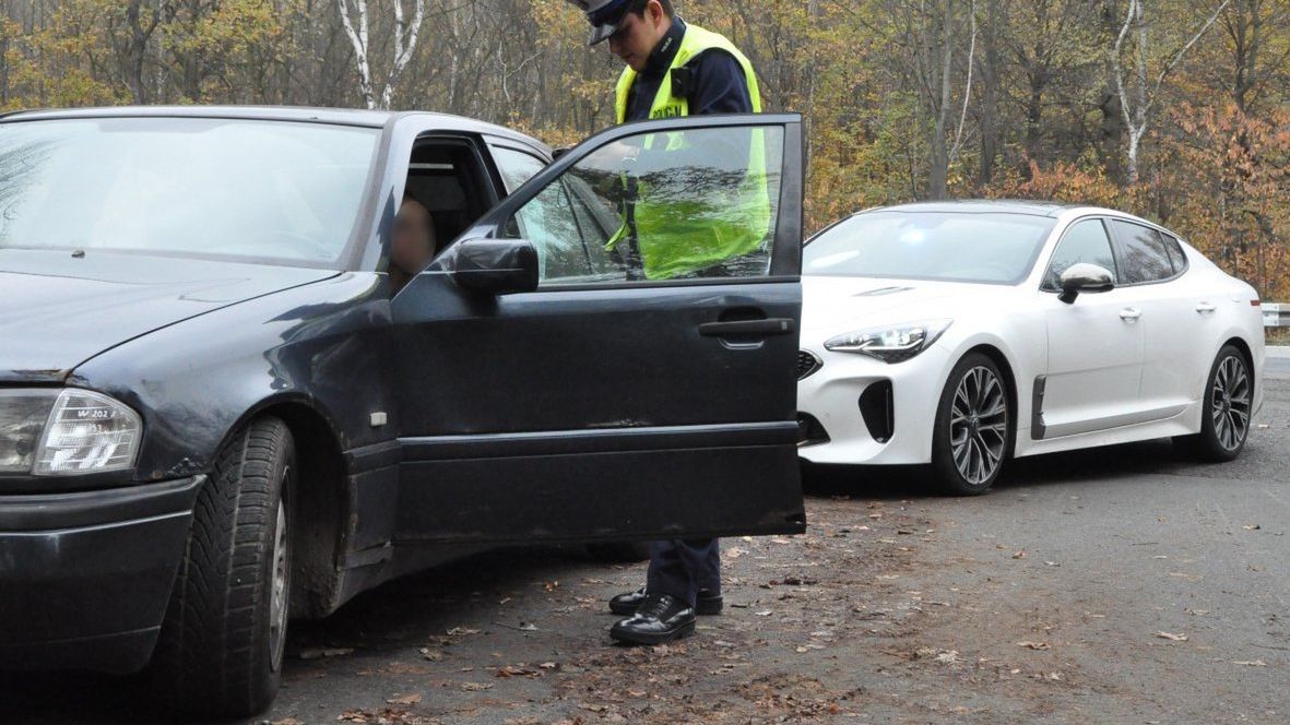 Kia Stinger to mało oczywisty nieoznakowany radiowóz. Policjanci z grupy Speed nie mają litości dla kierowców.
