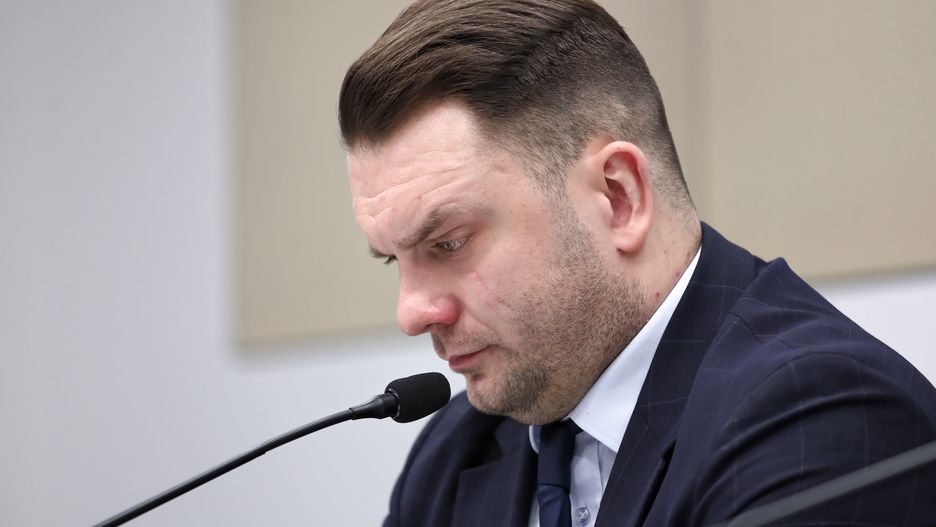Warszawa, 08.12.2021. Poseł PiS, wiceminister sportu Łukasz Mejza bierze udział w konferencji prasowej w Centrum Prasowym PAP w Warszawie, 8 bm. Konferencja dot. informacji przekazanych pod koniec listopada br. przez Wirtualną Polskę, że Łukasz Mejza założył w przeszłości firmę medyczną, która miała się specjalizować w kosztownym leczeniu nowatorskimi metodami chorych na raka, Alzheimera czy Parkinsona. Według portalu interes Mejzy nie wyszedł, za to pozostawił po sobie wielu oszukanych pacjentów i ich rodziny. (aldg) PAP/Tomasz Gzell