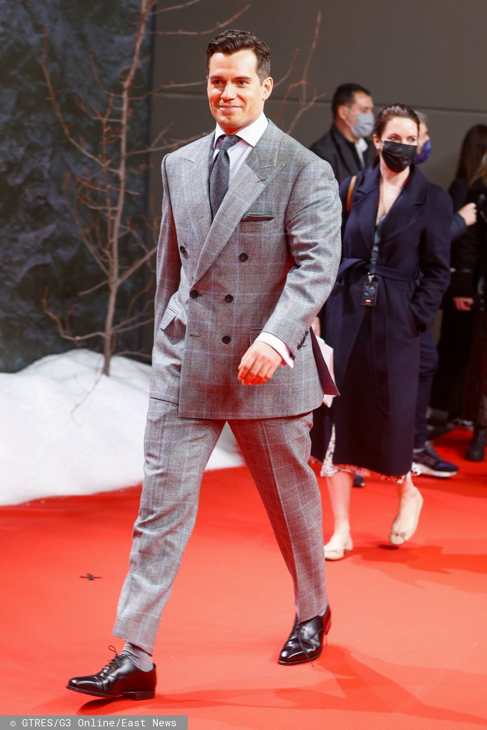 Elegancki Henry Cavill jest gotów unicestwiać potwory w Królestwie Północy swoim ZABÓJCZYM uśmiechem