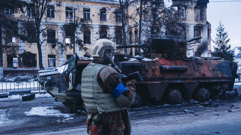 Wojna w Ukrainie - bitwa o Chark�wKHARKIV, UKRAINE - MARCH 14: A soldier walks in front of a destroyed Russian tank in Kharkov, Ukraine, 14 March 2022. Diego Herrera Carcedo / Anadolu Agency/ABACAPRESS.COMAA/ABACA