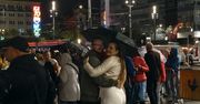 Katowice: "Roztańczony Wyspiański" 2025: Potańcówka w strugach deszczu na Rynku! Tego lata taniec znów rządzi miastem. ZDJĘCIA z zabawy