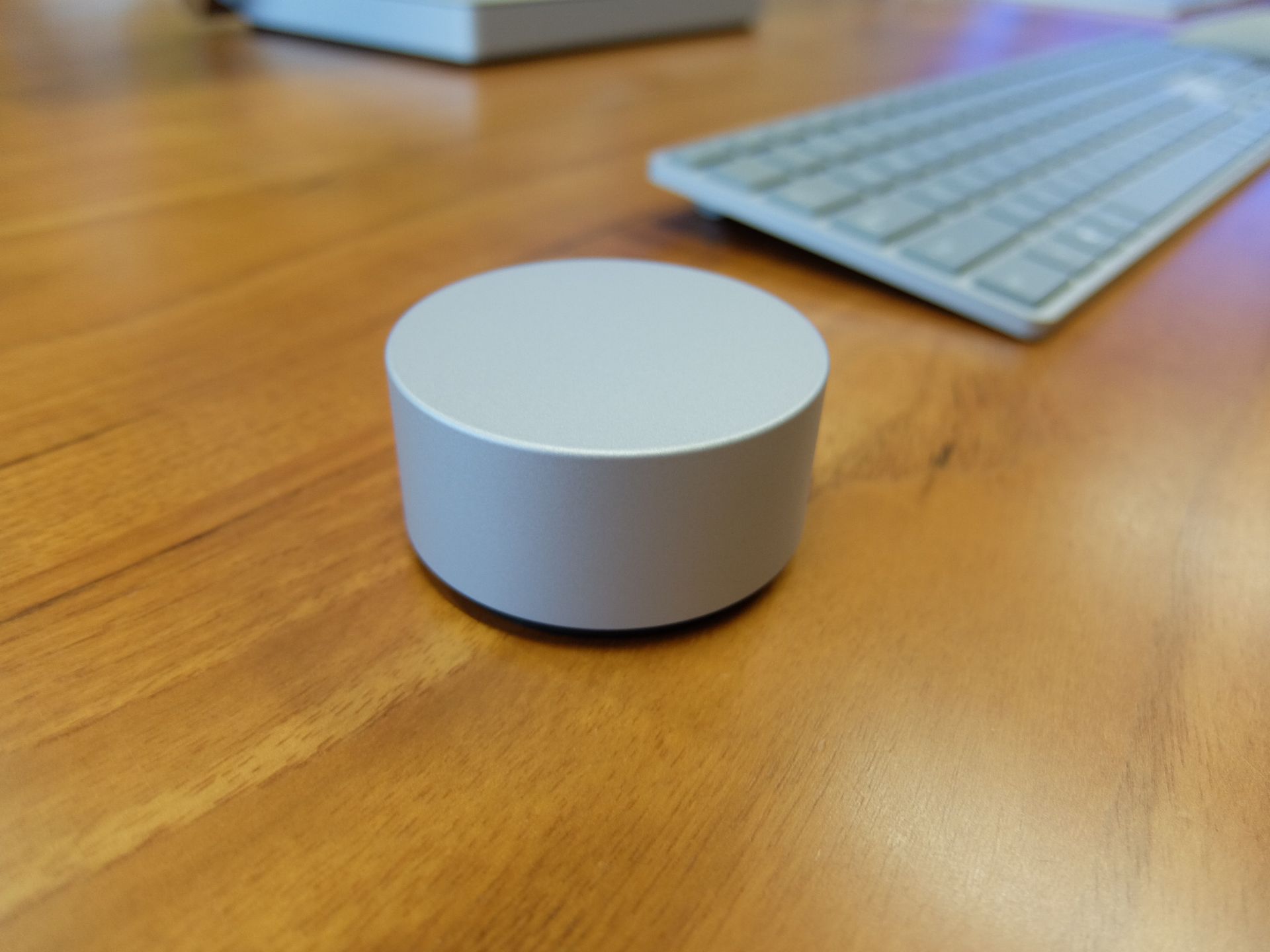 Surface Dial z bliska wygląda niepozornie / Bolesław Breczko