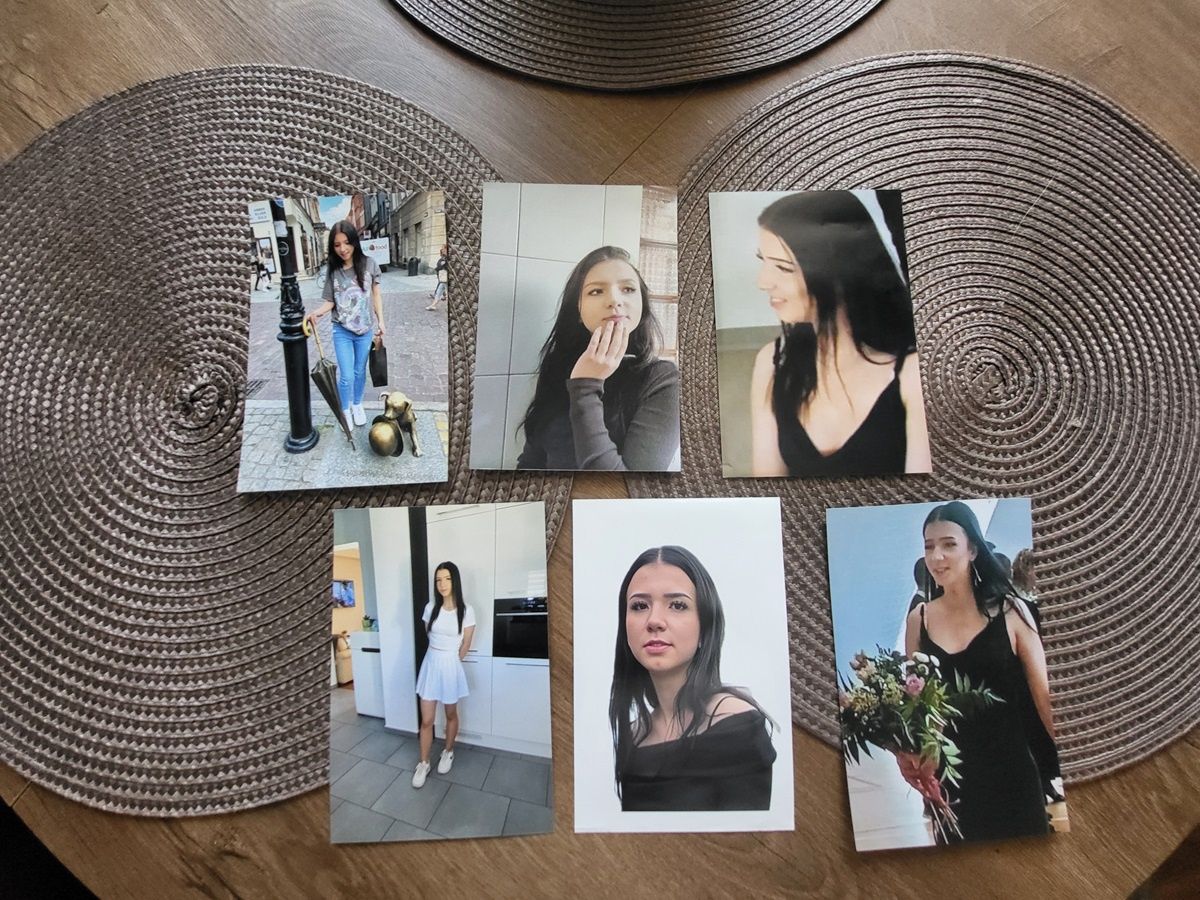 Zdjęcia Mai w albumie ojca.