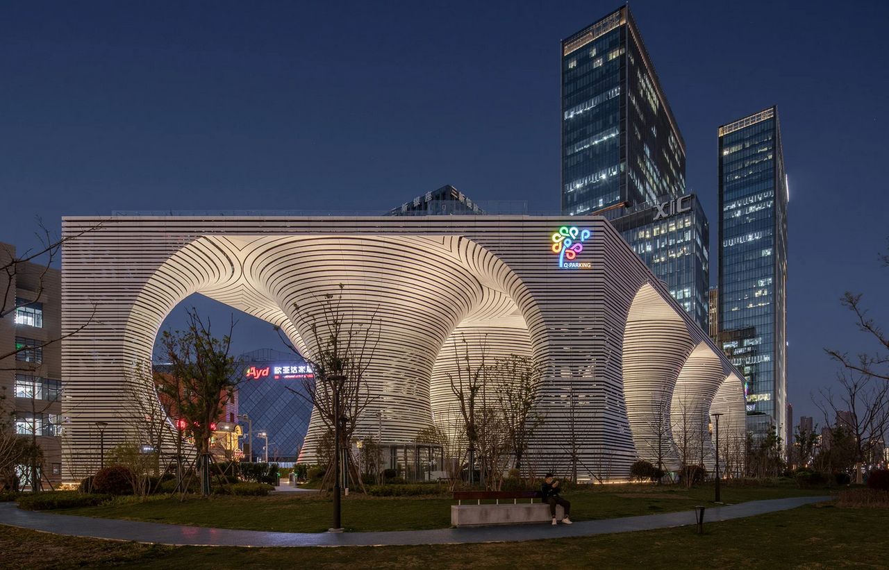 Futurystyczny parking w Chinach wygląda jak dzieło sztuki