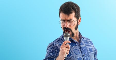 Jeśli śpiewasz tak słabo, że nie wpuszczają Cię na karaoke, to Tesla może mieć coś dla Ciebie