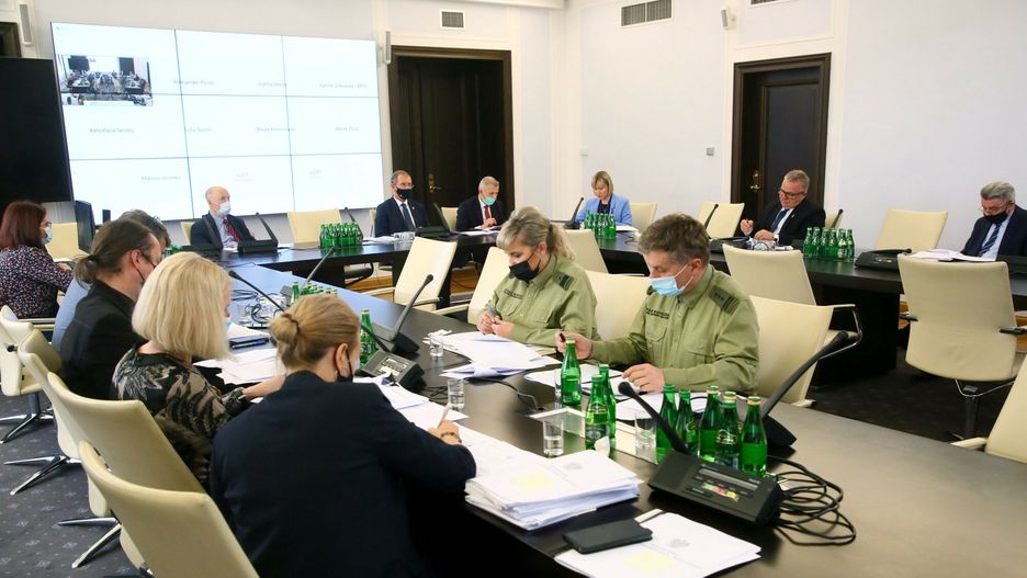Komisje senackie pracuj? nad ustaw? o zabezpieczeniu granicyFot. Piotr Molecki/East News, Warszawa, 26.10.2021. Senat. Posiedzenie polaczonych komisji Praw Czlowieka, Praworzadnosci i Petycji oraz Samorzadu Terytorialnego i Administracji Panstwowej. Rozpoczecie prac nad ustawa o budowie zabezpieczenia granicy panstwowej. Do udzialu w posiedzeniu zaproszeni zostali przedstawiciele Ministerstwa Spraw Wewnetrznych i Administracji, Ministerstwa Obrony Narodowej oraz Europejskiej Agencji Strazy Granicznej i Przybrzeznej Frontex. N/z zastepca Komendanta Glownego Strazy Granicznej Wioleta Gorzkowska (C)Piotr Molecki