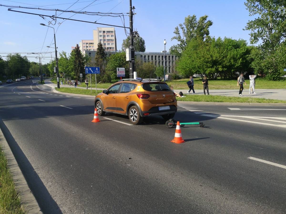 Kierowca dacii potrącił nastolatka na hulajnodze na rondzie Mohyły