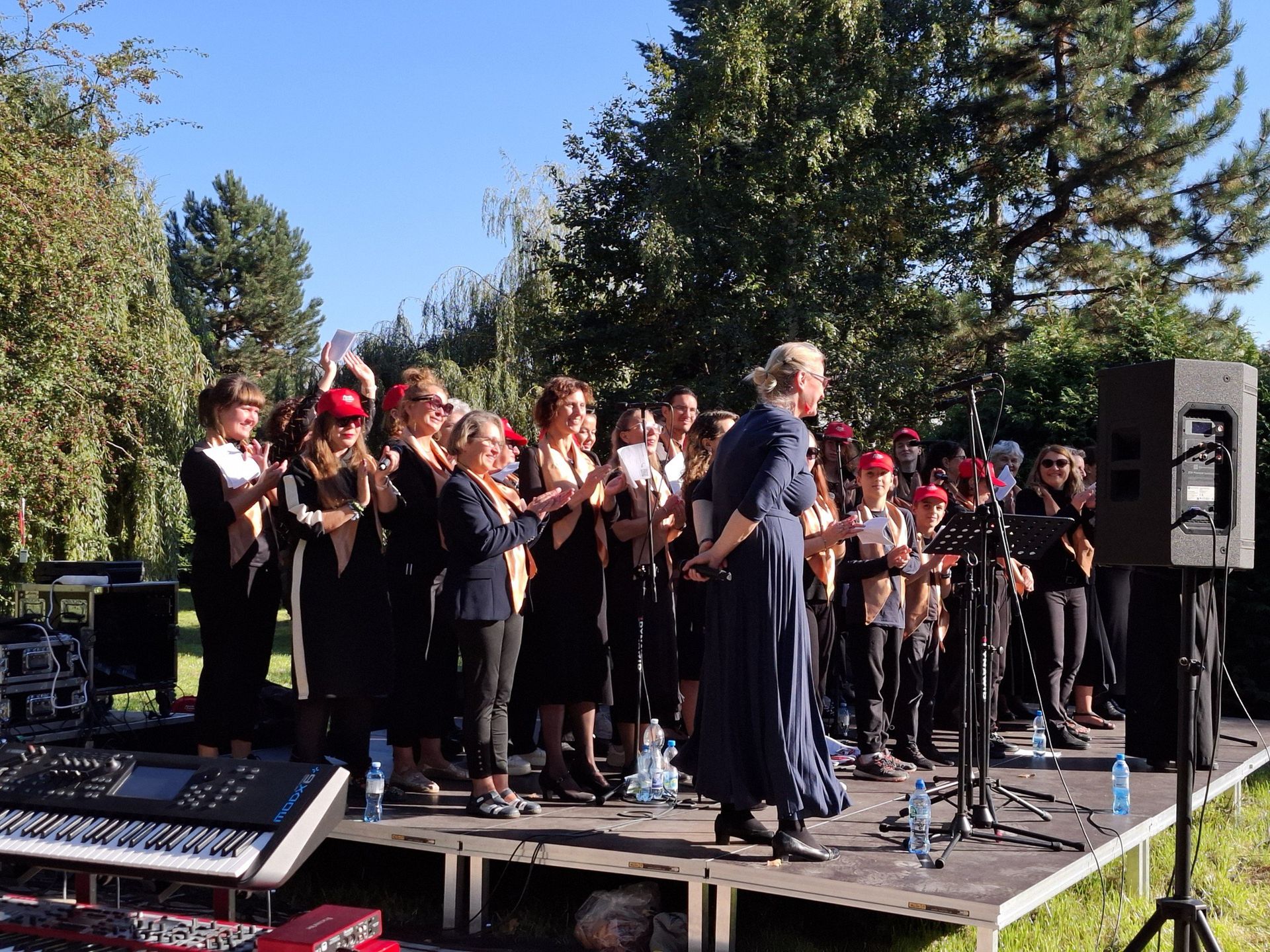 Koncert finałowy z zespołem &#34;Gospel Joy&#34; w Obornikach Śląskich. Śpiewem uwielbili Boga. Galeria zdjęć