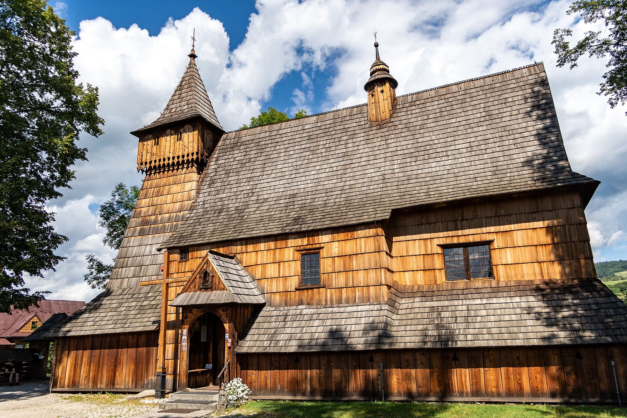 Zabytkowy kościół w Dębnie. Zabytek UNESCO.