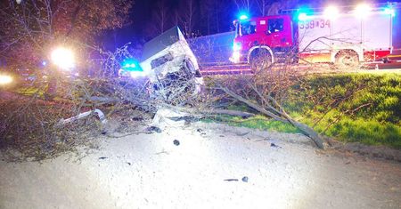 Wypadek na DK 19: Samochód dostawczy uderzył w drzewo. Nie żyje jedna osoba
