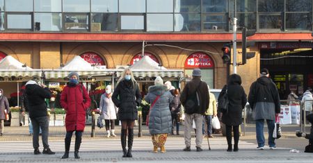 Najnowszy sondaż. Polacy podzieleni ws. luzowania obostrzeń