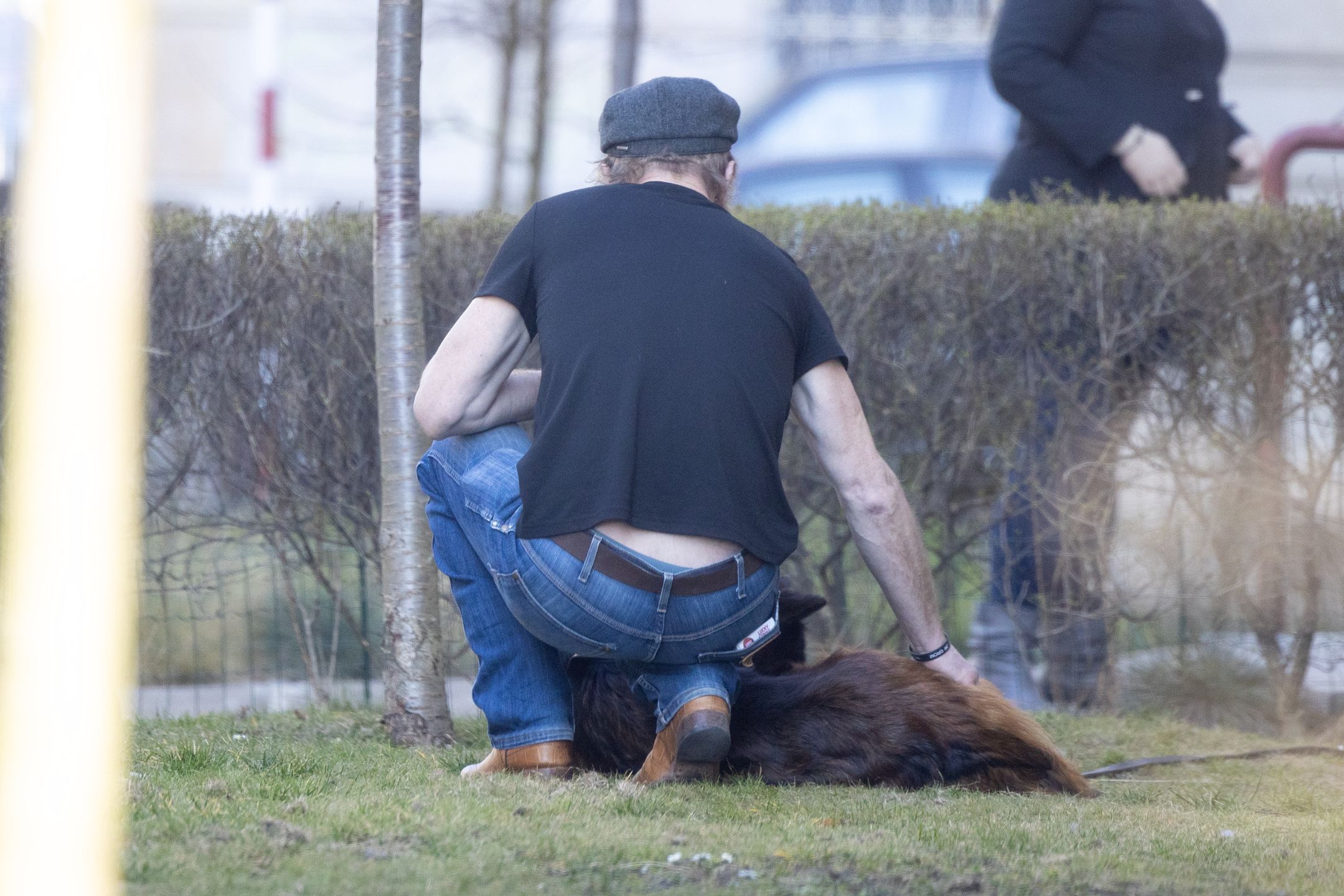 Eryk Lubos w codziennym wydaniu podczas zabawy z psem