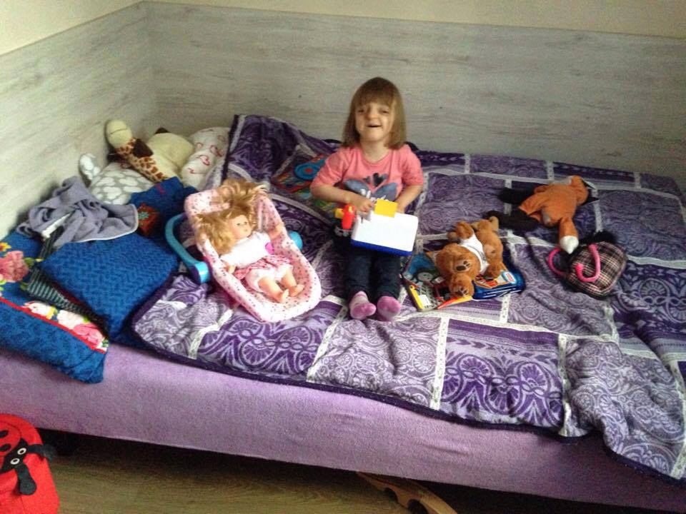 Lenka musi bawić się na łóżku, ponieważ w mieszkaniu nie ma miejsca