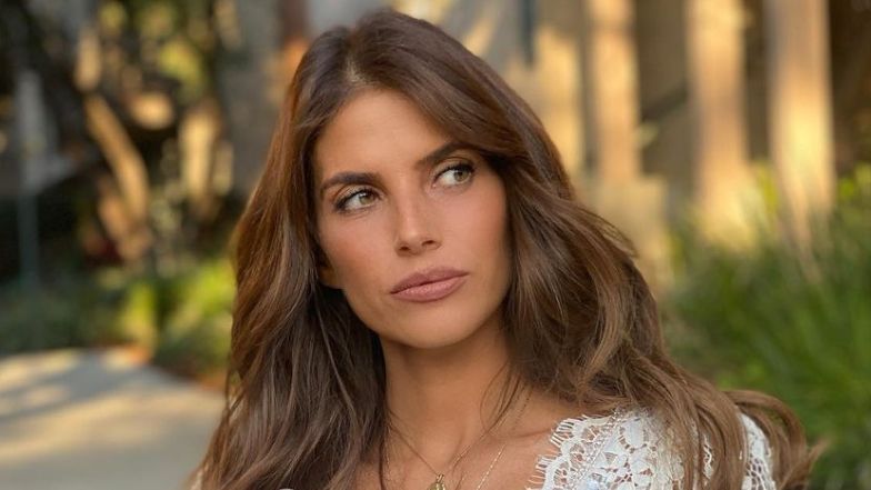 Weronika Rosati eksponuje sylwetkę w złotym bikini (FOTO)