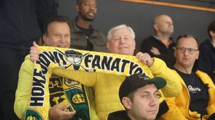 Kibice GKS Katowice zaczynają się martwić. Ich hokeiści przegrali kolejny mecz, tym razem z odwiecznym rywalem z Tychów