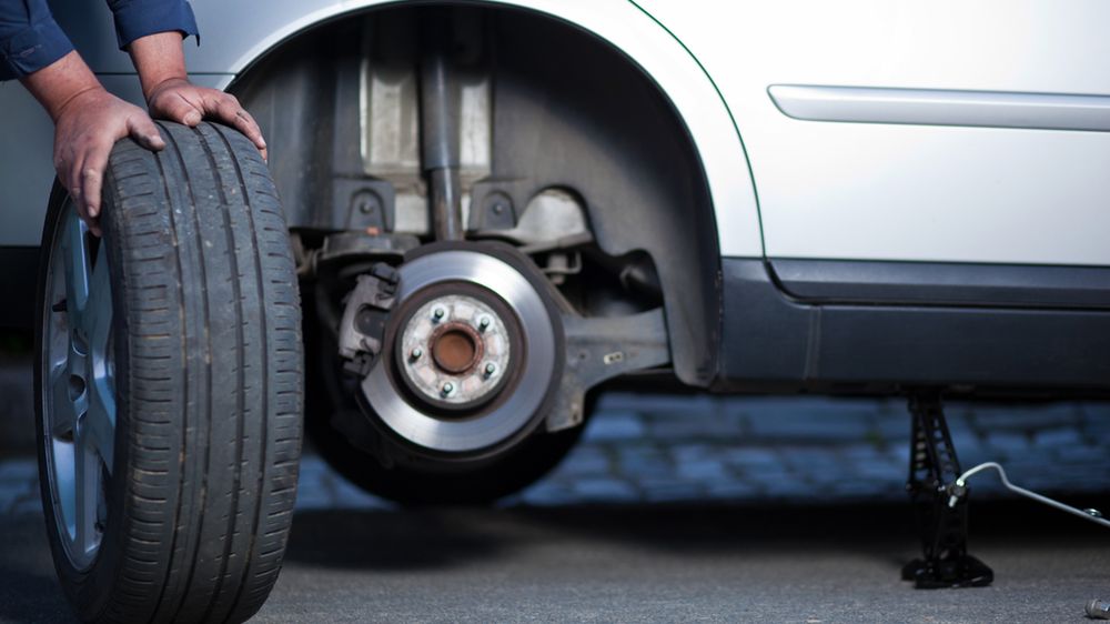 Zmiana opony z depositphotos