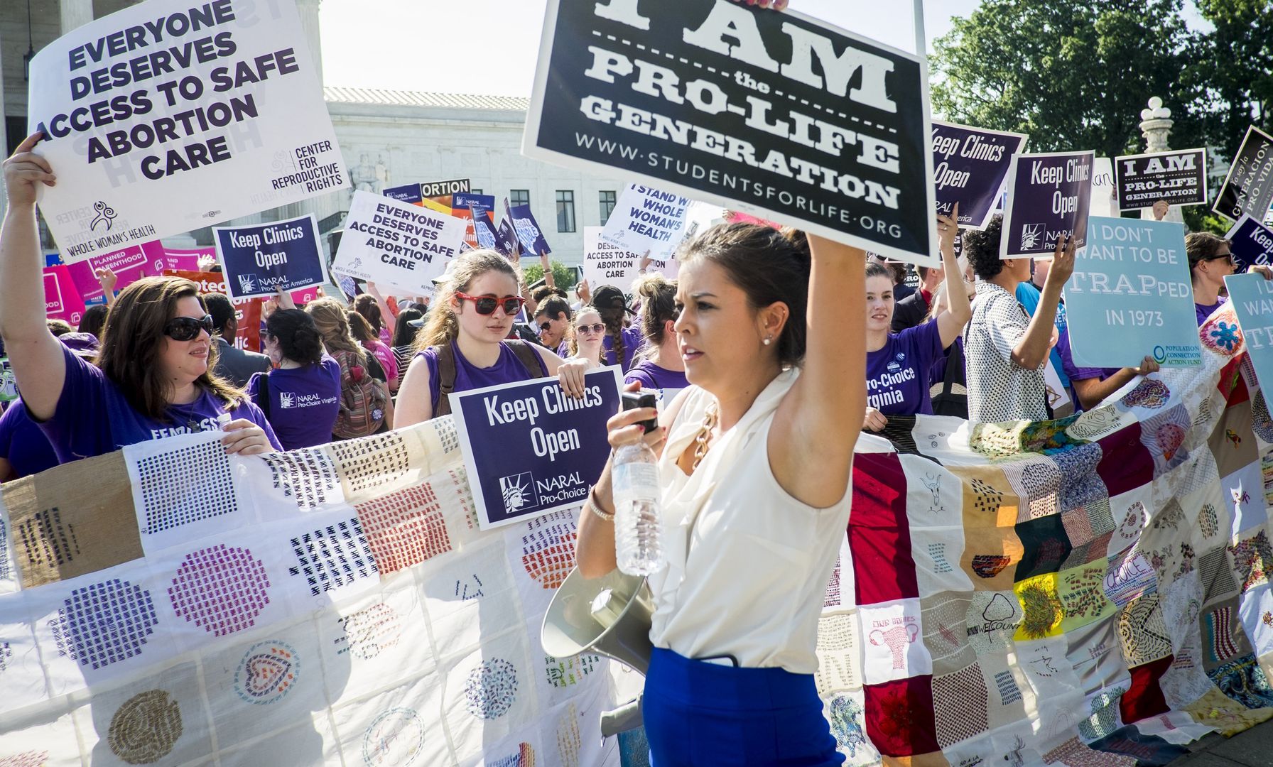 27.06.2021 r.: demonstracje pro-choice i pro-life na schodach amerykańskiego Sądu Najwyższego. 1 września w Teksasie weszło w życie prawo praktycznie zakazujące całkowicie aborcji 