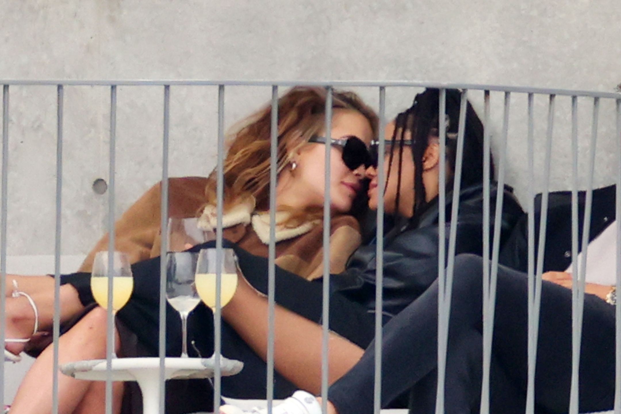 Rita Ora o trójkącie z Taiką Waititi i Tessą Thompson