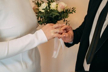 Chcieli mieć na ślubie tłumacza PJM. Usłyszeli, że mają go znaleźć sami