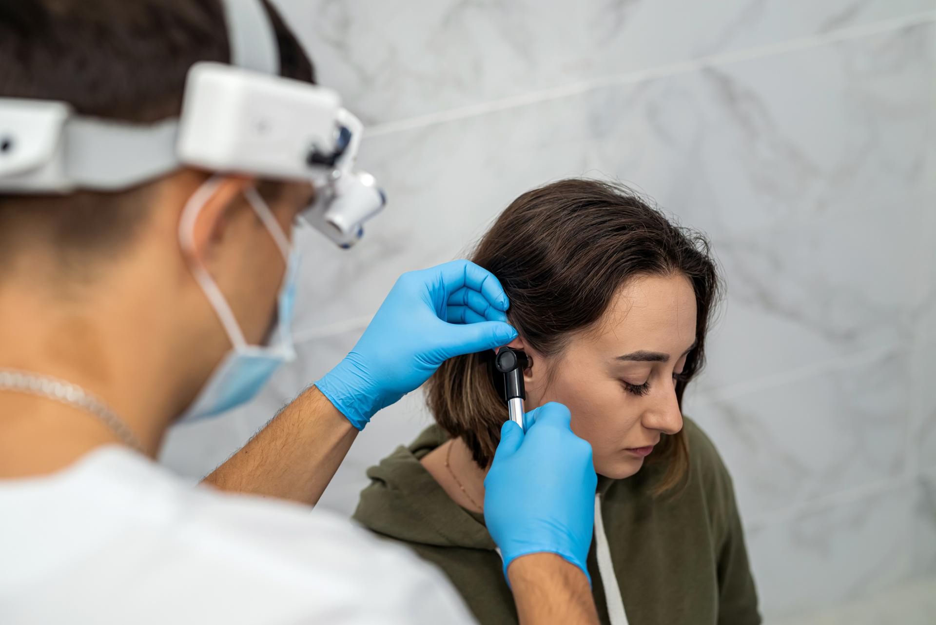 COVID-19 zwiększa ryzyko utraty słuchu. Nowe doniesienia ze świata nauki