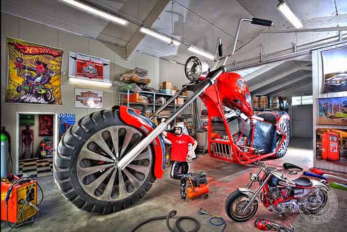 Włoch zbudował motocykl, który miał 5,1 metra wysokości, 10,03 metra długości, 2,5 metra szerokości i ważył około 5 ton. Wykorzystany silnik to 5,7-litrowy V8 dający moc 280 koni mechanicznych i pracujący w zakresie 3 biegów. Jego zbudowanie zajęło zaledwie pół roku.Fabio przejechał pojazdem 100 metrów 24 marca 2012 roku w Montecchio Emilia we Włoszech.