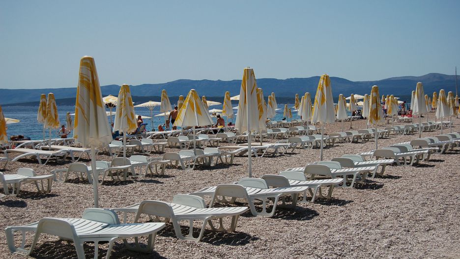 Plaża o poranku - leżaki jeszcze bez "rezerwacji"