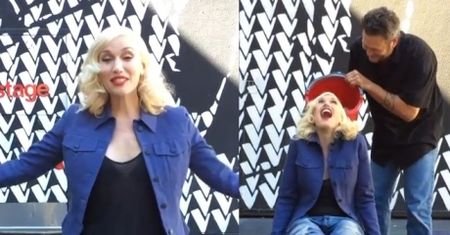 Zadowolona Gwen Stefani obrzuca się kostkami lodu!