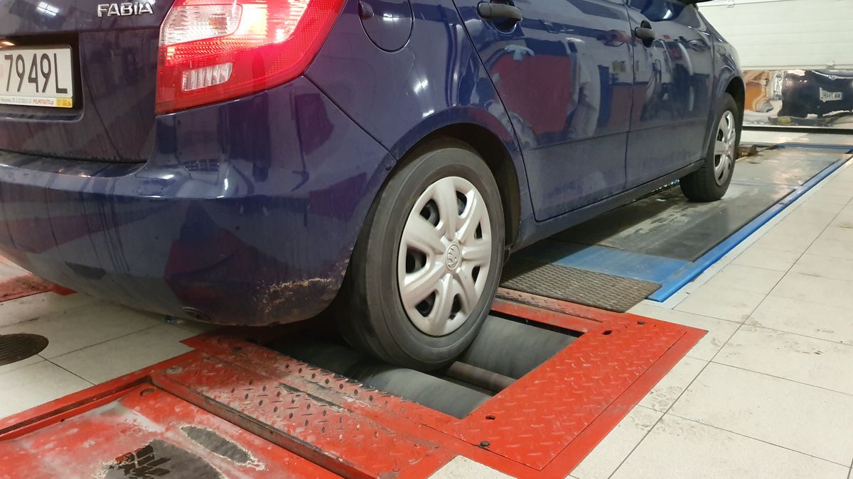 Auta starsze przechodzą badanie co roku, wyjeżdżające z salonu pojawiają się na SKP dopiero po 3 latach