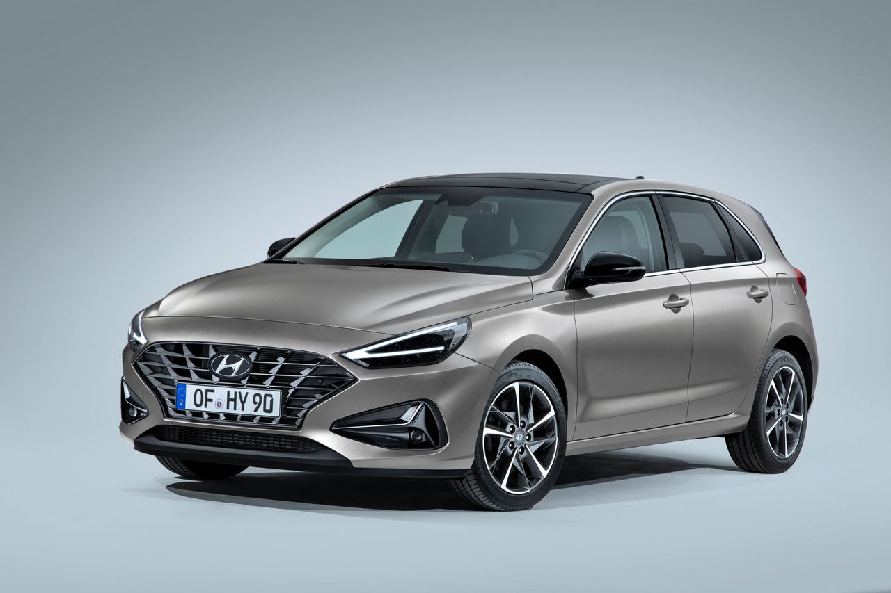 Hyundai i30 po liftingu z polskimi cenami. W ofercie nowe silniki i układ miękkiej hybrydy