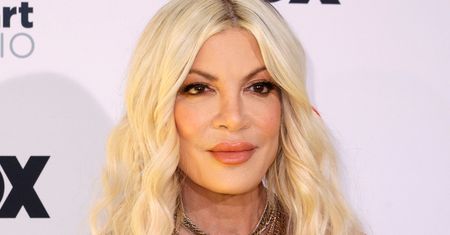 Tori Spelling, która rozwodzi się z mężem,  odsłoniła brzuch na ściance. Odważnie?
