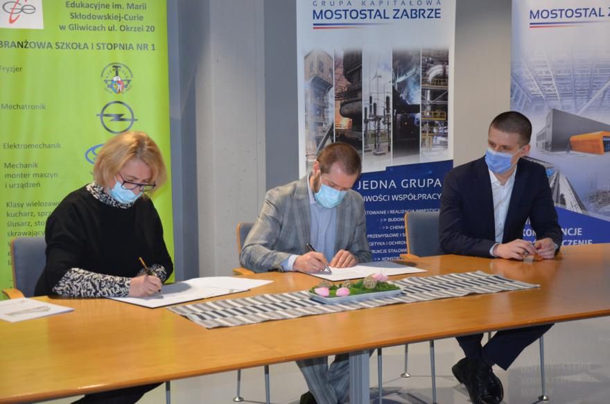 Gliwice. Dyrekcja Górnośląskiego Centrum Edukacji i Mostostalu Zabrze podpisały umowę o współpracy.