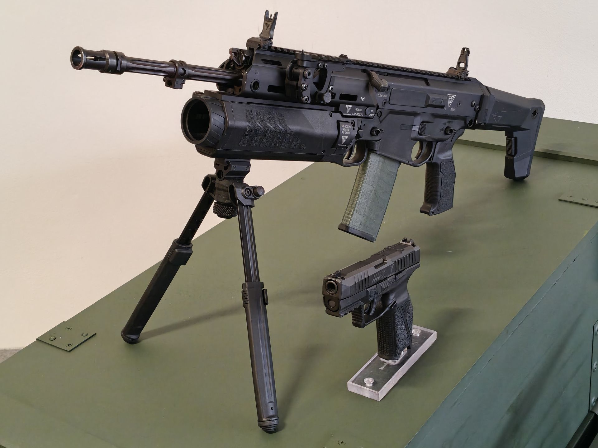 Grot z krótkim łożem wraz z granatnikiem kal. 40 mm i MPS w tle.