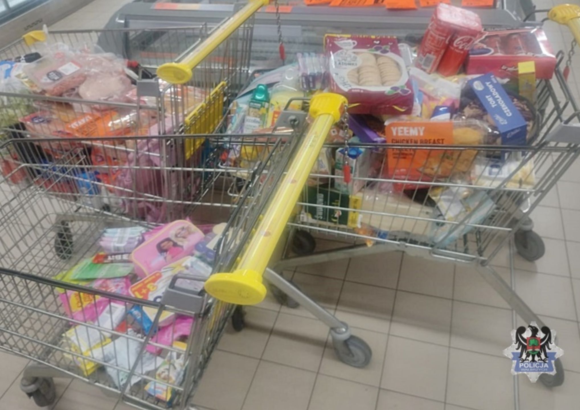 Wózki obładowane towarami, które chciały wywieźć Czeszki