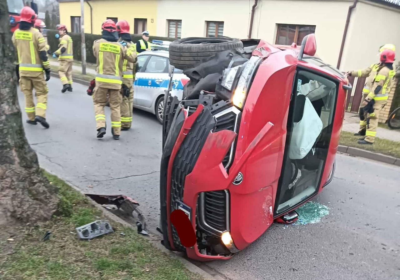 Zderzenie z radiowozem w Kaczorach. Policyjny samochód uszkodzony