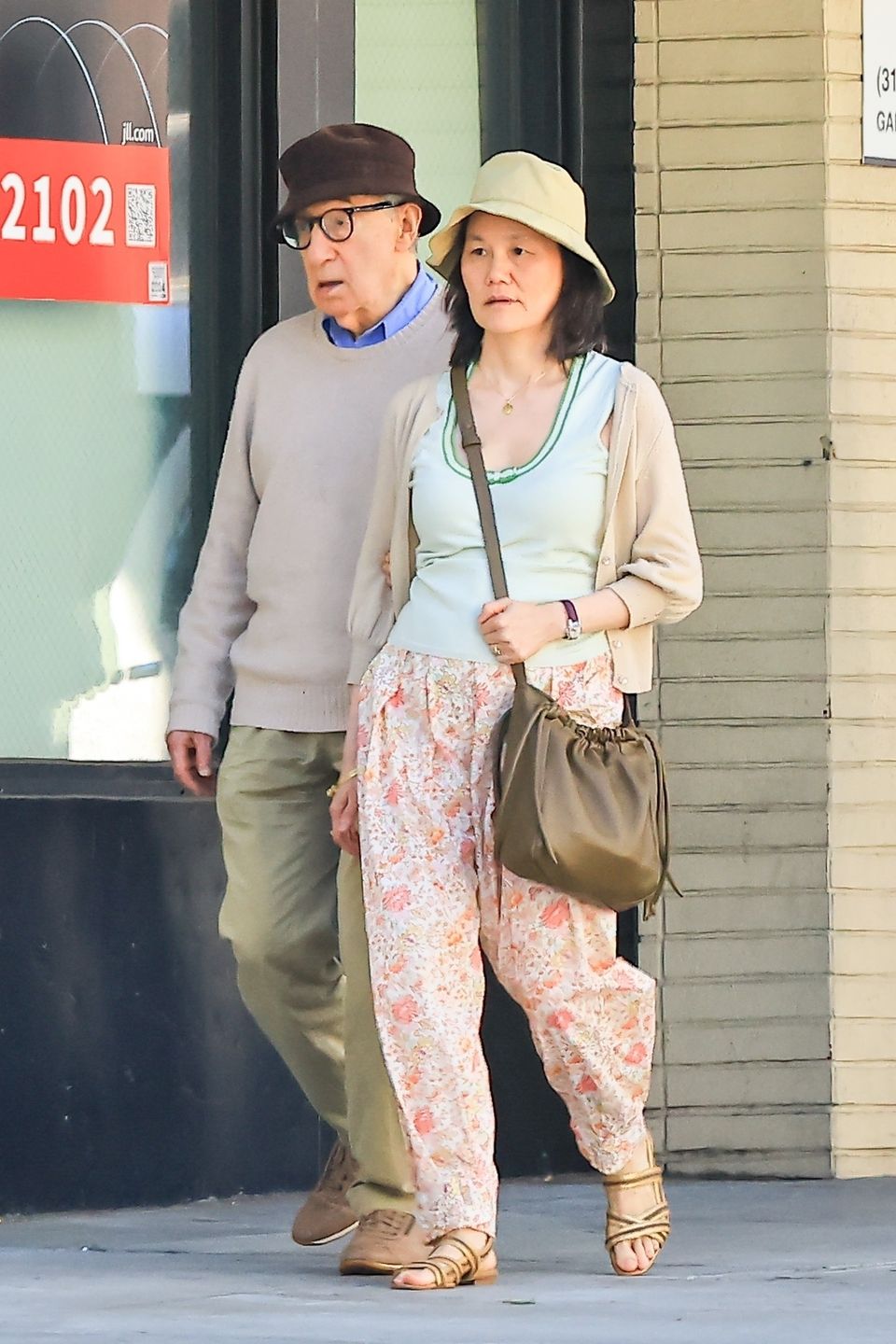 Woody Allen zmierza z żoną Soon-Yi do restauracji