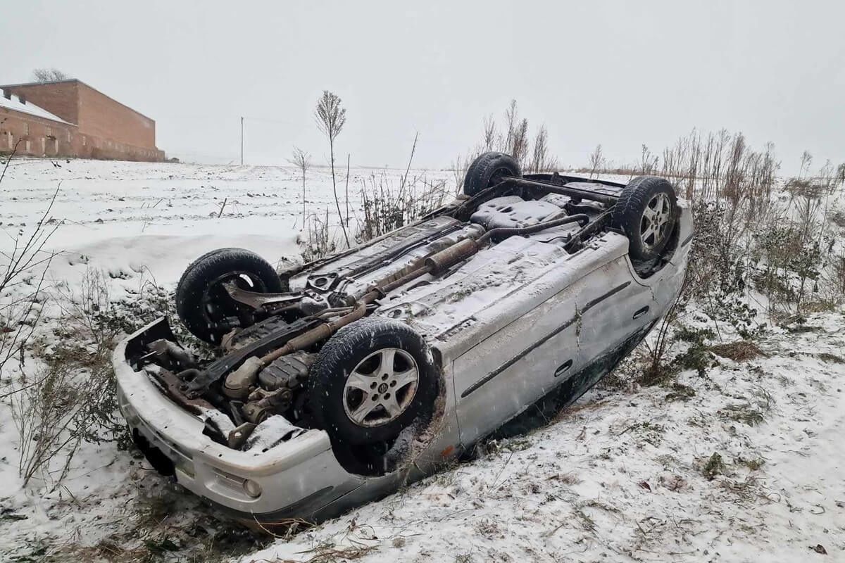 Nissan dachował w rowie w Kłodnicy Górnej