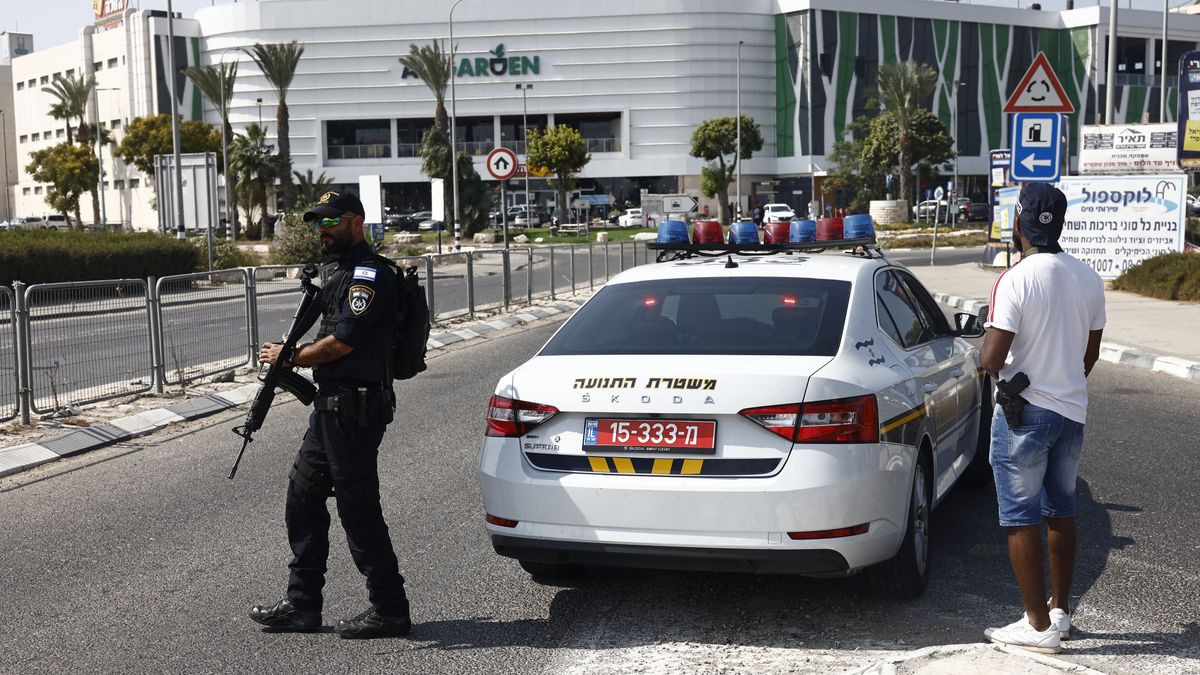 Israeli police at a road checkpoint near Ashkelon, Israel, on Sunday, Oct. 8, 2023. Fighting continued in southern Israel for a second day as Israeli Defence Forces sought to regain control of areas infiltrated yesterday by militants from the Gaza Strip. Photographer: Kobi Wolf/Bloomberg via Getty Images