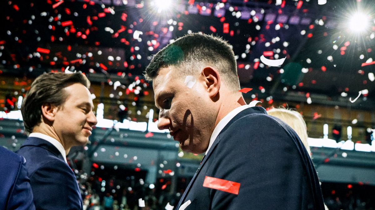 Konwencja prezydencka S?awomira Mentzena
Fot. Julian Sojka/East News, 22.02.2025. Belchatow (woj. lodzkie) Slawomir Mentzen, kandydat Konfederacji na prezydenta, podczas konwencji wyborczej w Hali Energia w Belchatowie. N/z: Krzysztof Bosak, Slawomir Mentzen
Julian Sojka