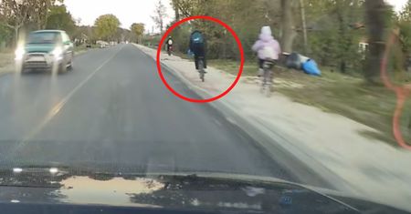 Jechał rowerem po chodniku. I nagle taki manewr. Aż wrzasnęła