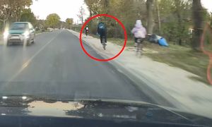 Jechał rowerem po chodniku. I nagle taki manewr. Aż wrzasnęła