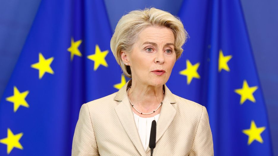 epaselect epa10211637 European Commission President Ursula von der Leyen holds a joint press statement to announce a new package of sanctions against Russia at the European Commission in Brussels, Belgium, 28 September 2022. European Commission President Von der Leyen announced the proposal of a new package of sanctions against Russia to make 'the Kremlin pay the price' for the 'further escalation' of its invasion of Ukraine 'to a new level', condemning the 'sham referendum' to annex parts of Russia-occupied territories in Ukraine. The sanctions will include a listing of individuals and entities as well as further restrictions in trade, banning imports of Russian products, among others. EPA/STEPHANIE LECOCQ Dostawca: PAP/EPA.