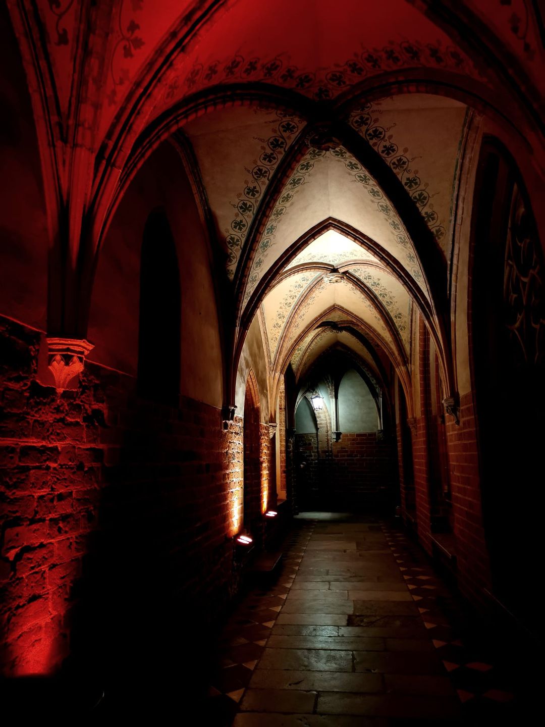 Noc budzi tajemnice. Największe wrażenie robi zamkowy kościół