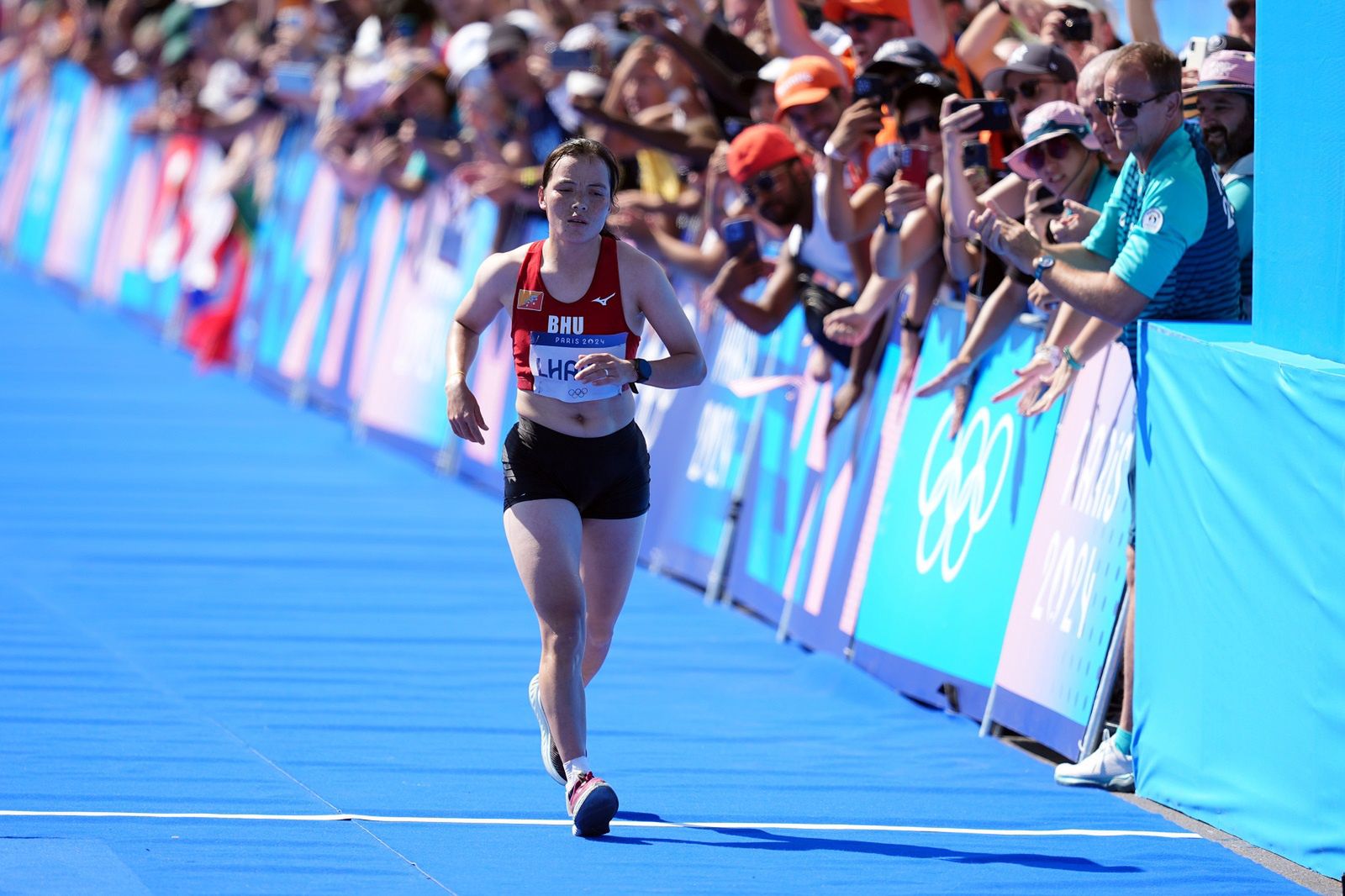 Wzruszający finisz olimpijskiego maratonu. Ludzie czekali do końca na Kinzang Lhamo