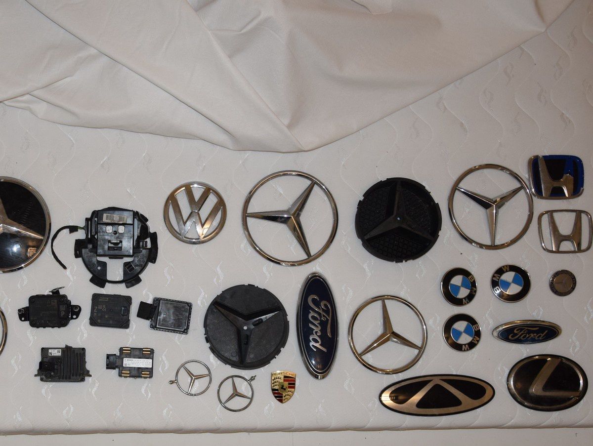 Seryjnie kradł emblematy. Święta spędzi w areszcie