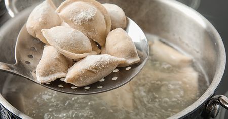 Jak ugotować mrożone pierogi, aby się nie rozleciały? Kluczowa jest jedna czynność