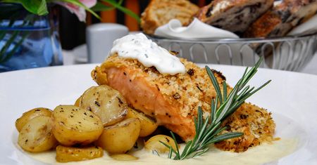 Pieczony łosoś jak z restauracji? Sprawdź ten trik z fetą i brokułem