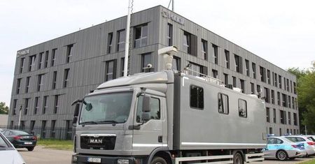 Wrocław. Noga z gazu. Drogówka ma mobilne centrum monitoringu